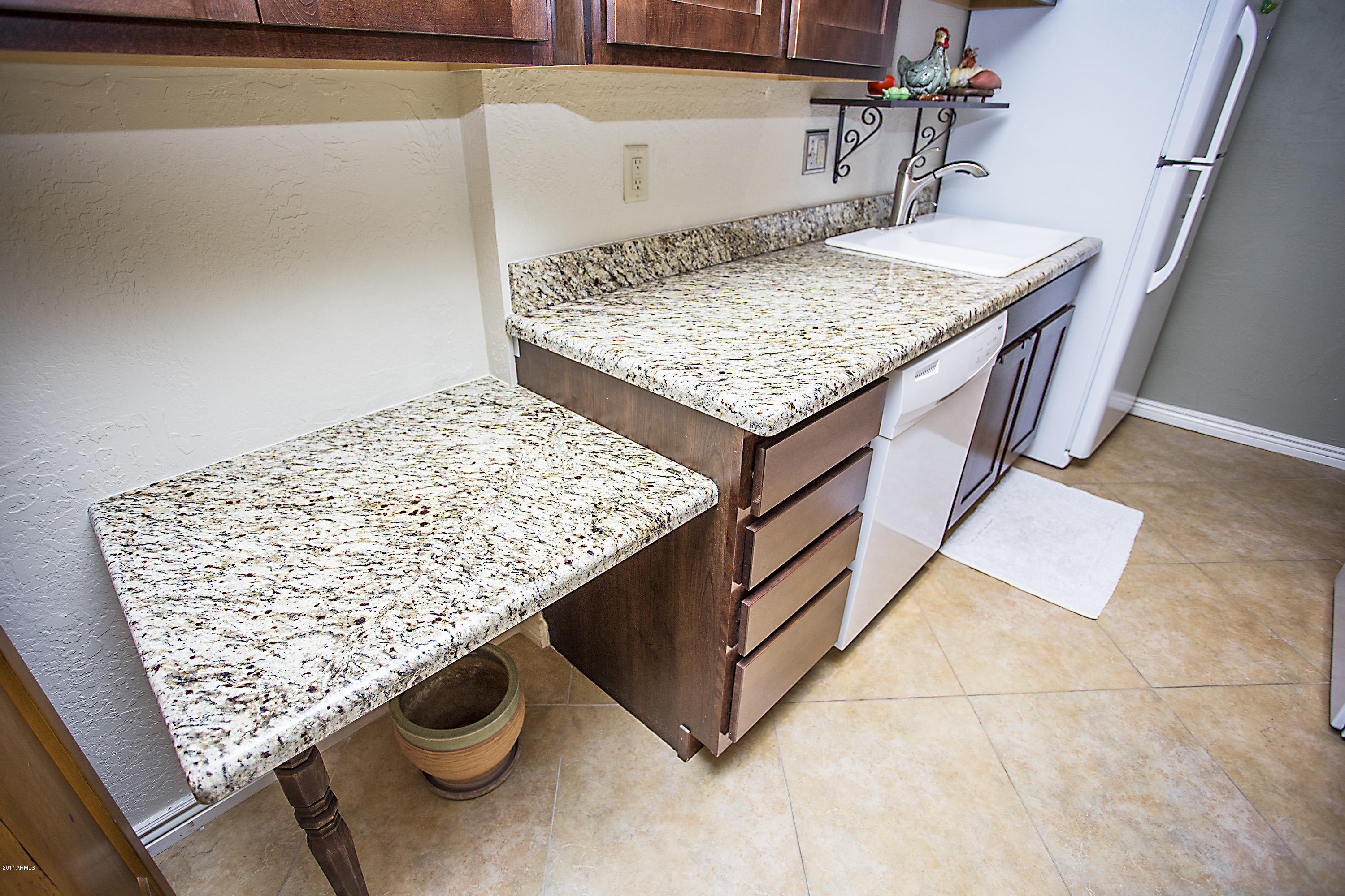 5525 East Thomas Road, Unit R10 Phoenix, AZ 85018 - Photo 5 of 19 Kitchen Countertops