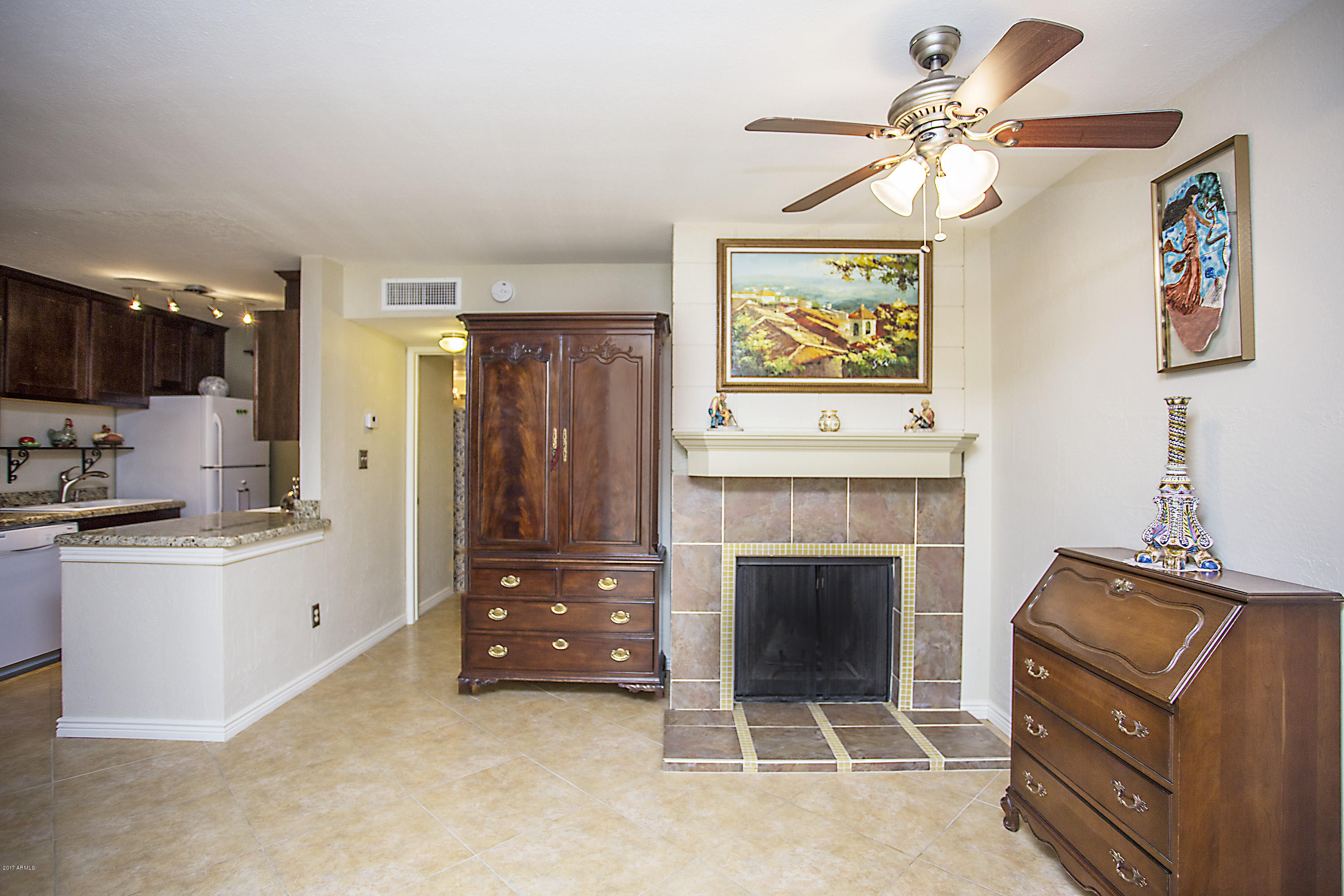 5525 East Thomas Road, Unit R10 Phoenix, AZ 85018 - Photo 9 of 19 Living Room