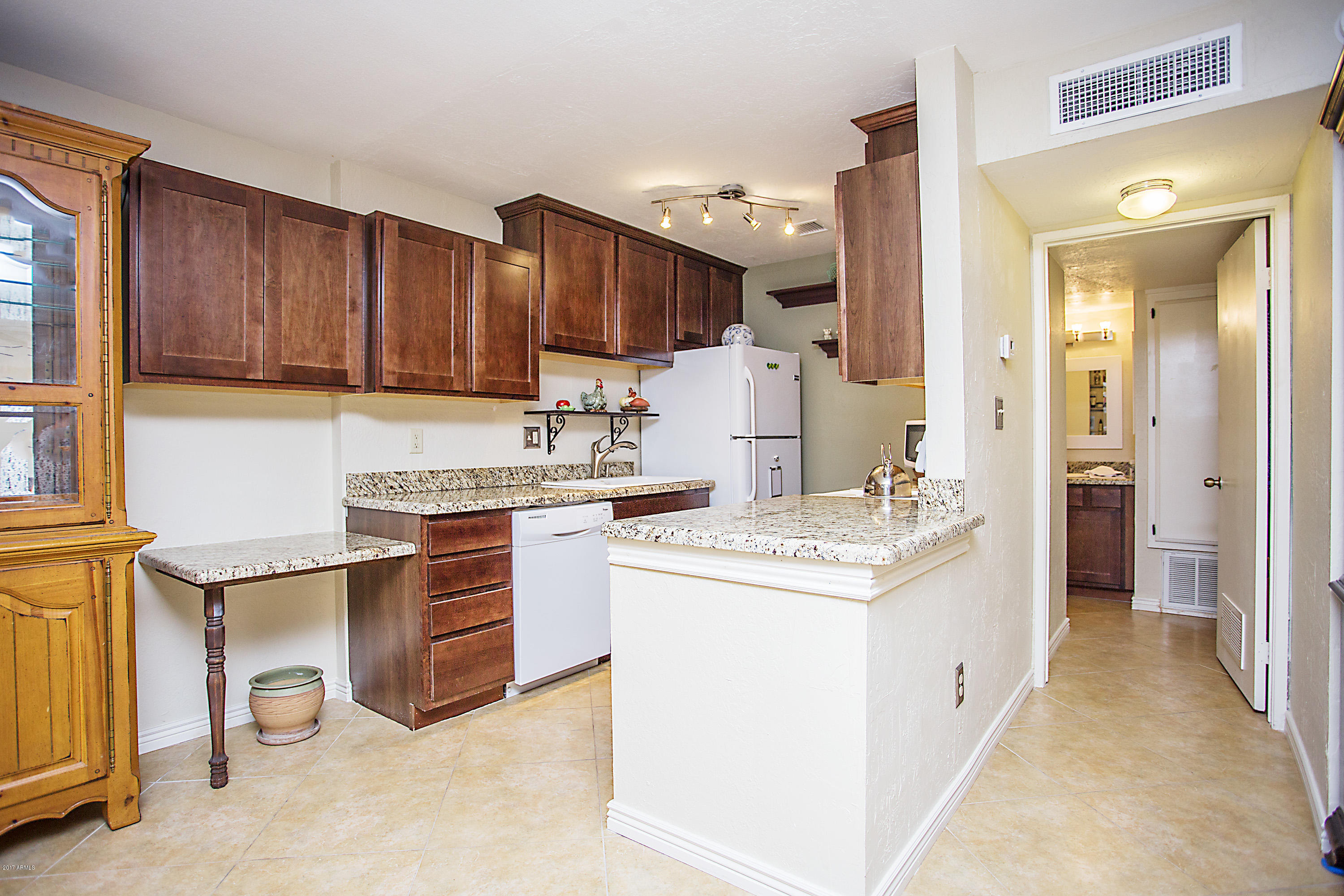 5525 East Thomas Road, Unit R10 Phoenix, AZ 85018 - Photo 10 of 19 Kitchen
