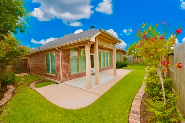 a view of a house with backyard