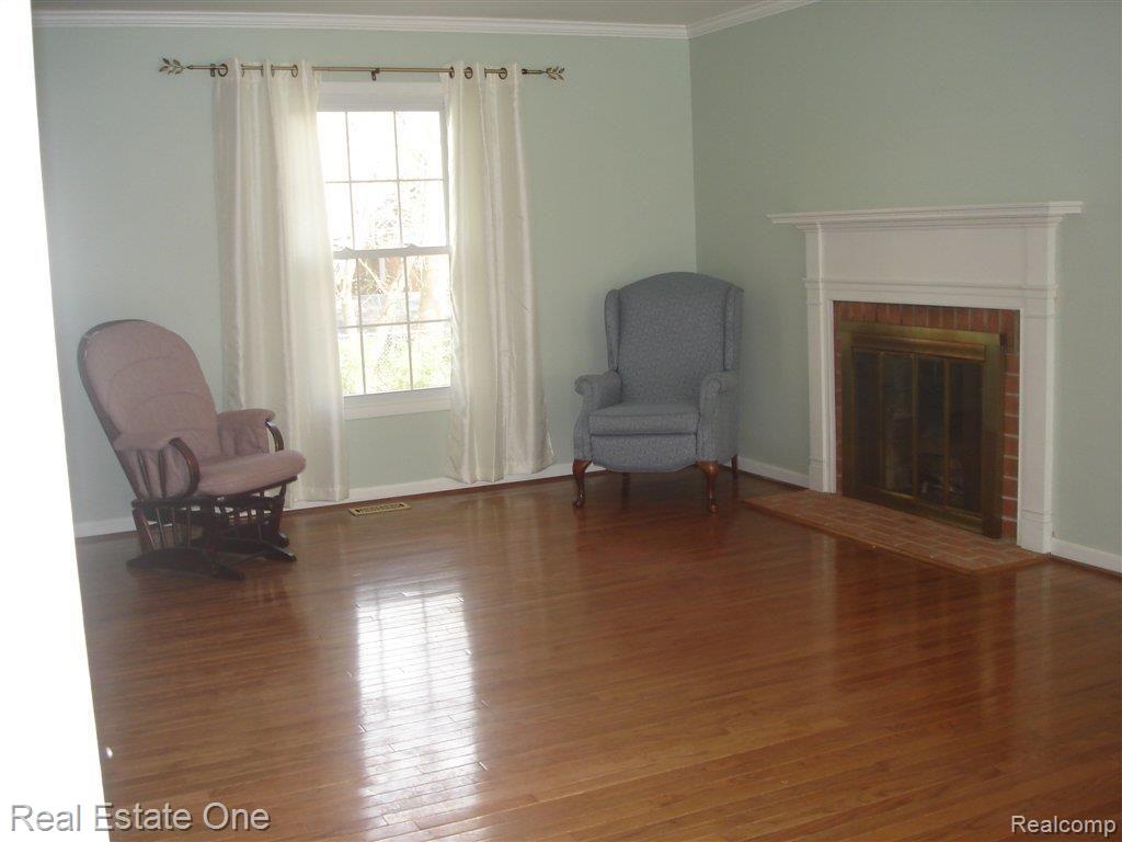 942 Aspen Drive Rochester, MI 48307 - Photo 8 of 19 Aspen April 001.jpg