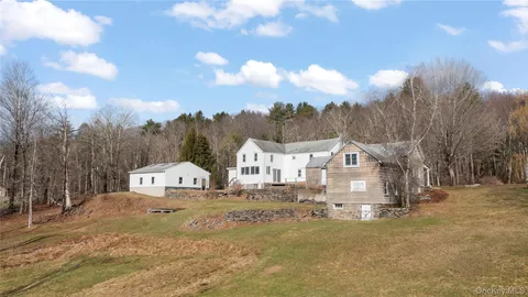 a view of house with a yard