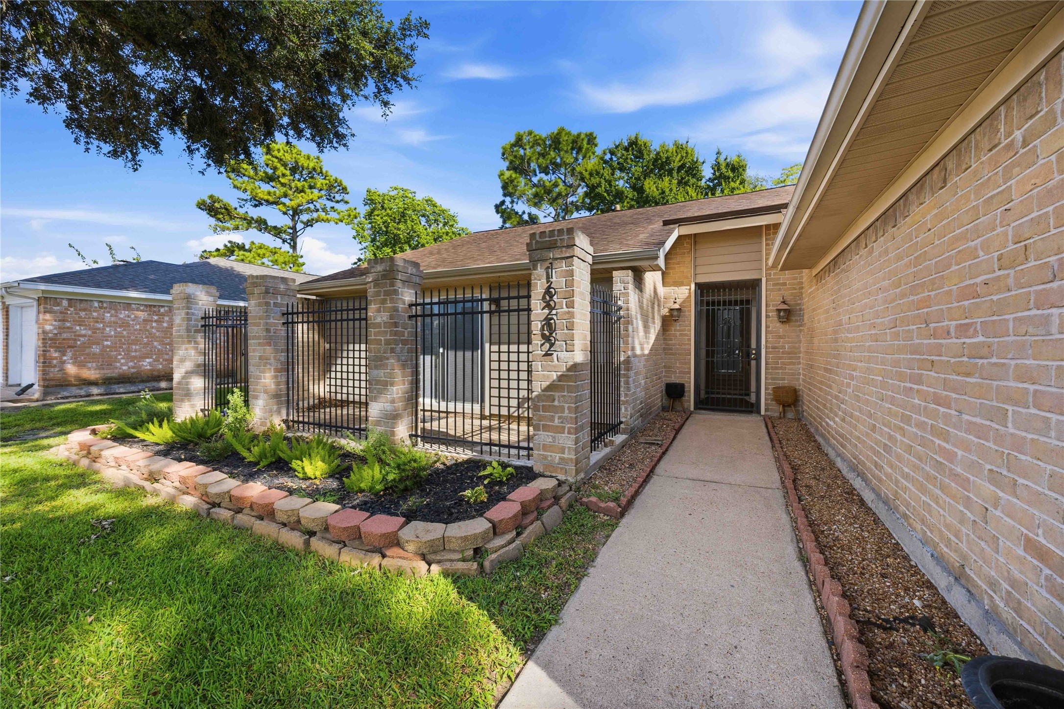 16202 Mill Point Drive Houston, TX 77059 - Photo 3 of 34
