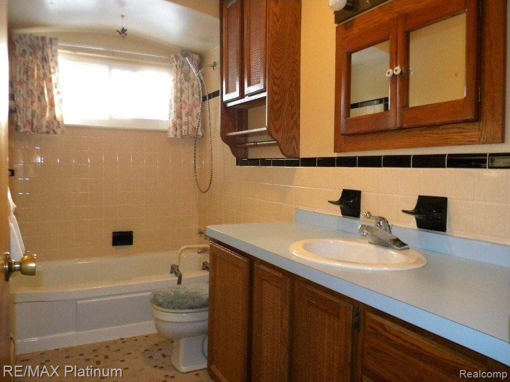 850 North Latson Road Howell, MI 48843 - Photo 13 of 25 TILE FLRS, SHOWER, WAINSCOATING