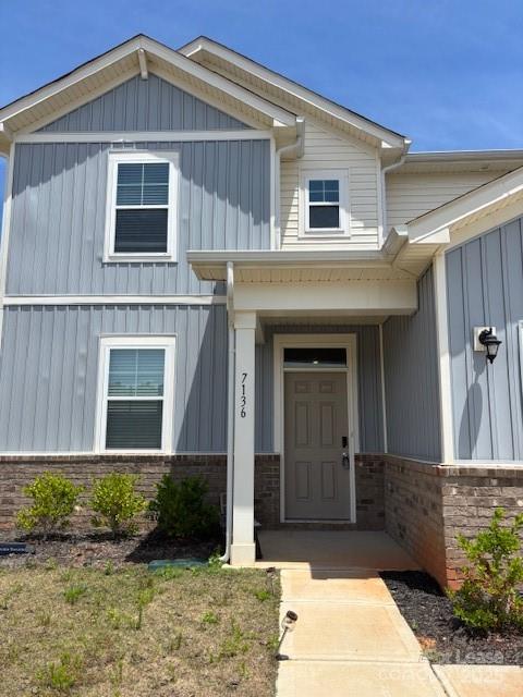 7136 Maple Run Circle Charlotte, NC 28215 - Photo 2 of 39 a front view of a house with garden