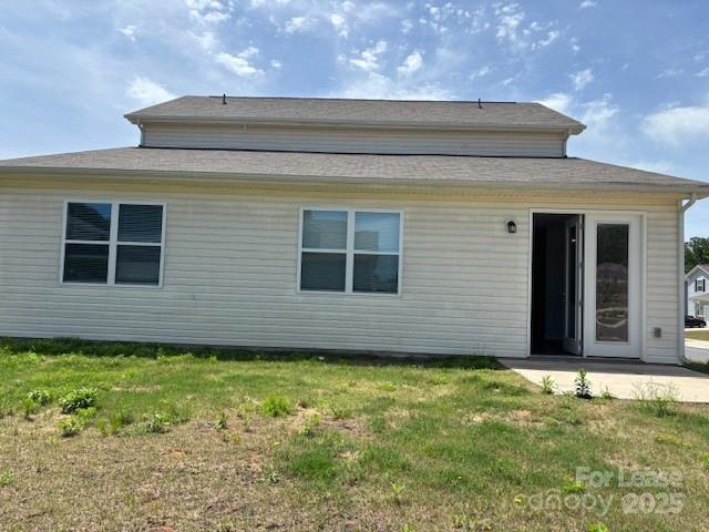 7136 Maple Run Circle Charlotte, NC 28215 - Photo 38 of 39 a view of front of house with yard