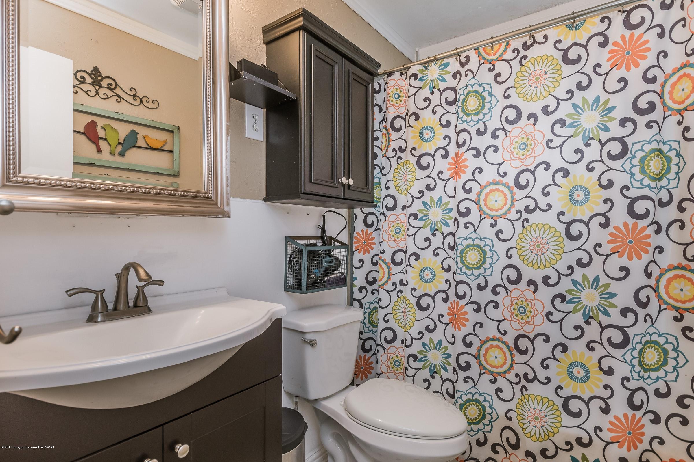 4227 Gables Street Amarillo, TX 79110 - Photo 12 of 17 012_Hall Bathroom_