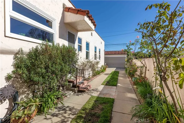 a view of a back yard of the house