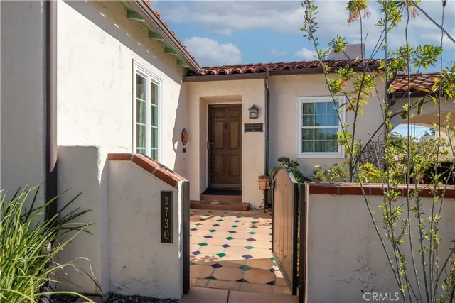 a view of a house with backyard and garden