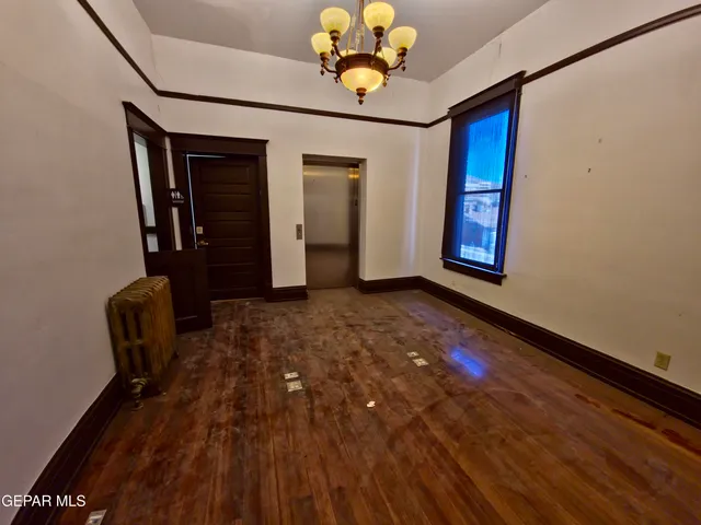 a view of a livingroom with a workspace