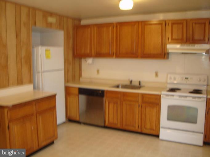 604 Gibson Road Baltimore, MD 21229 - Photo 3 of 9 Kitchen