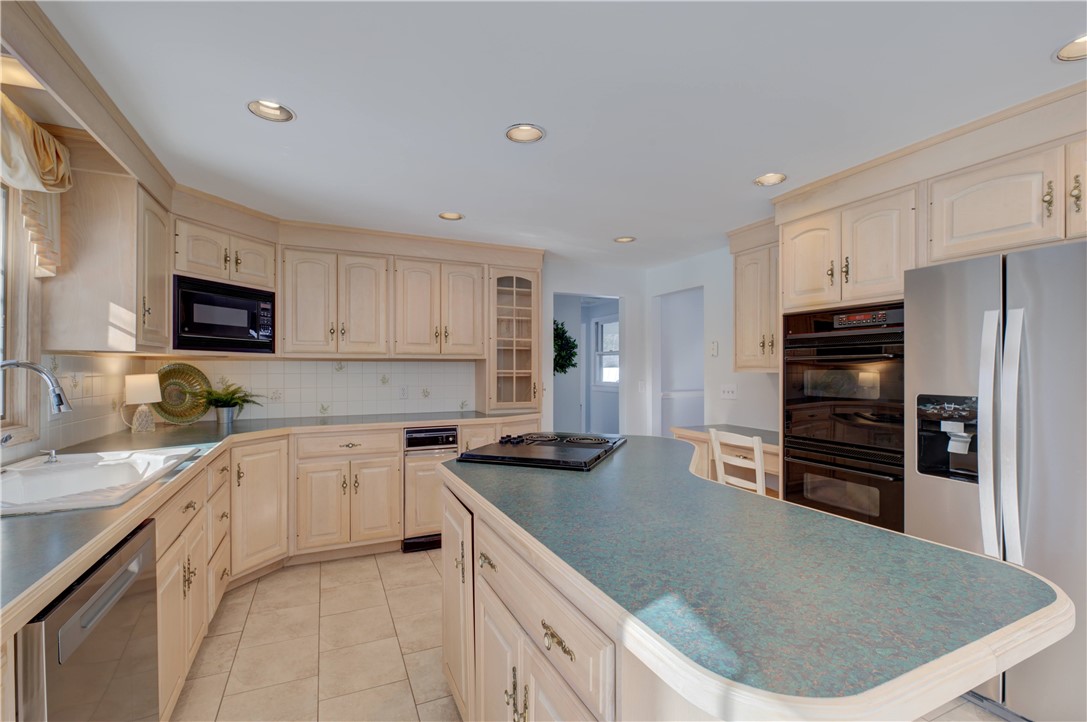 6 Contour Road Warwick, RI 02886 - Photo 12 of 32