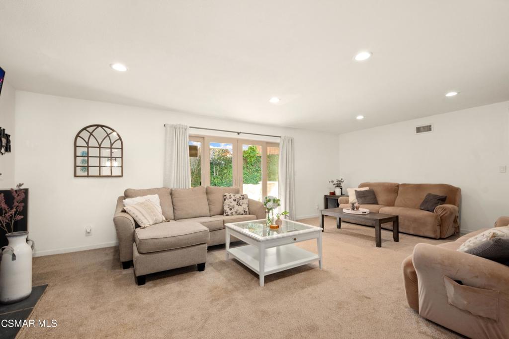 20 Robbins Court Simi Valley, CA 93065 - Photo 4 of 15