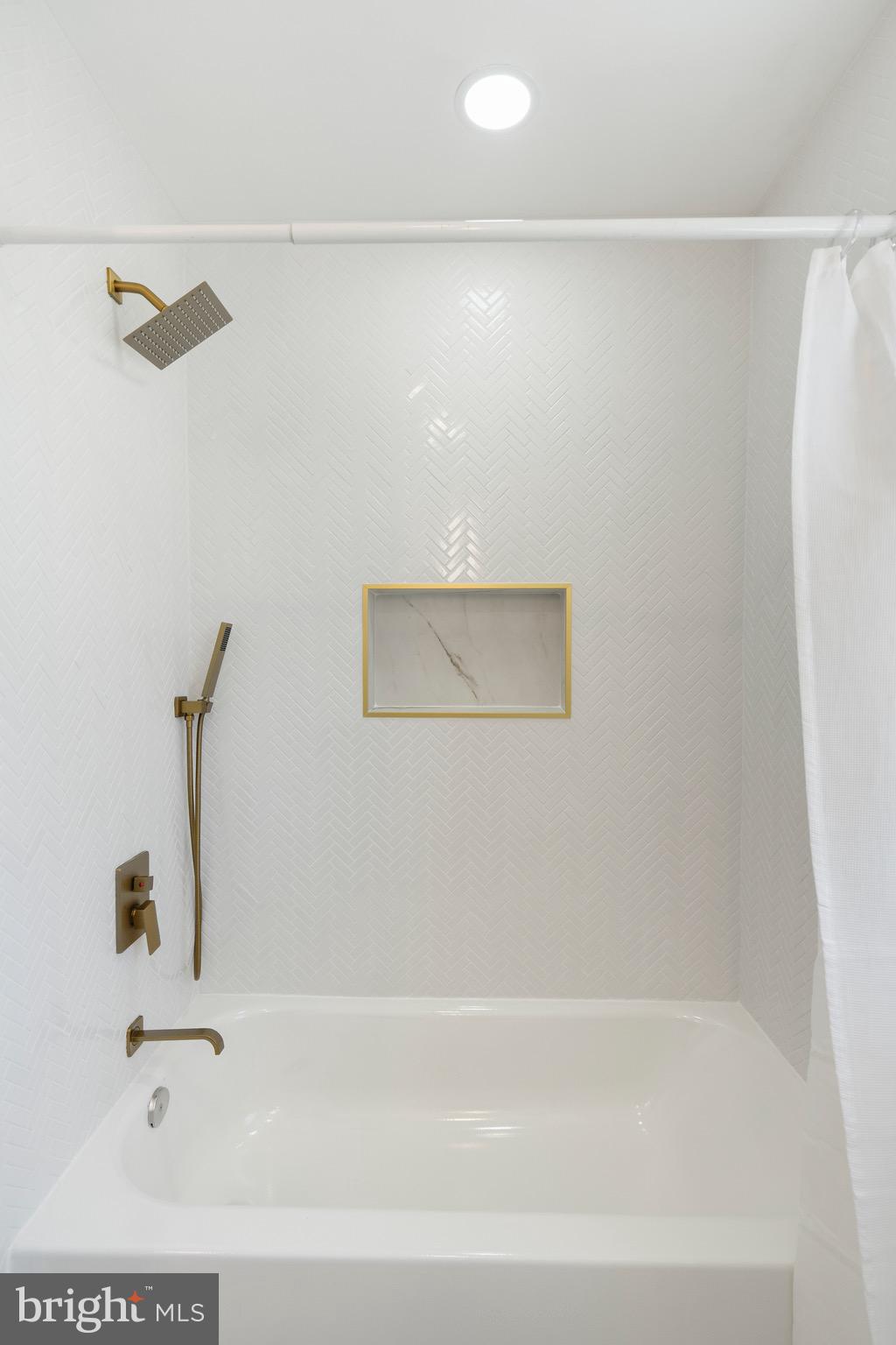 1808 Winford Road Baltimore, MD 21239 - Photo 28 of 39 a bathroom with a bathtub