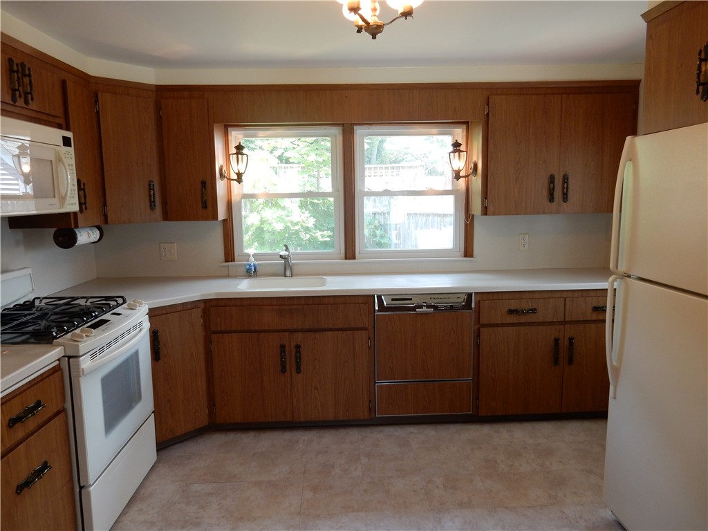 10 Pembroke Lane Coventry, RI 02816 - Photo 11 of 49