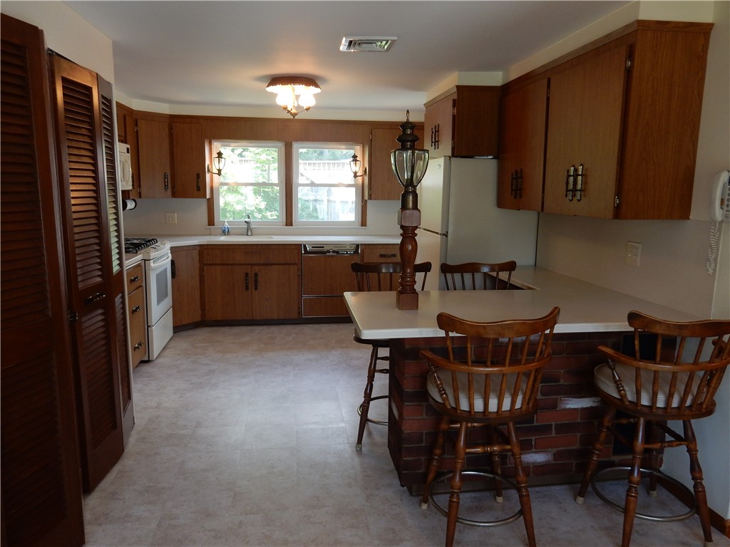 10 Pembroke Lane Coventry, RI 02816 - Photo 10 of 49