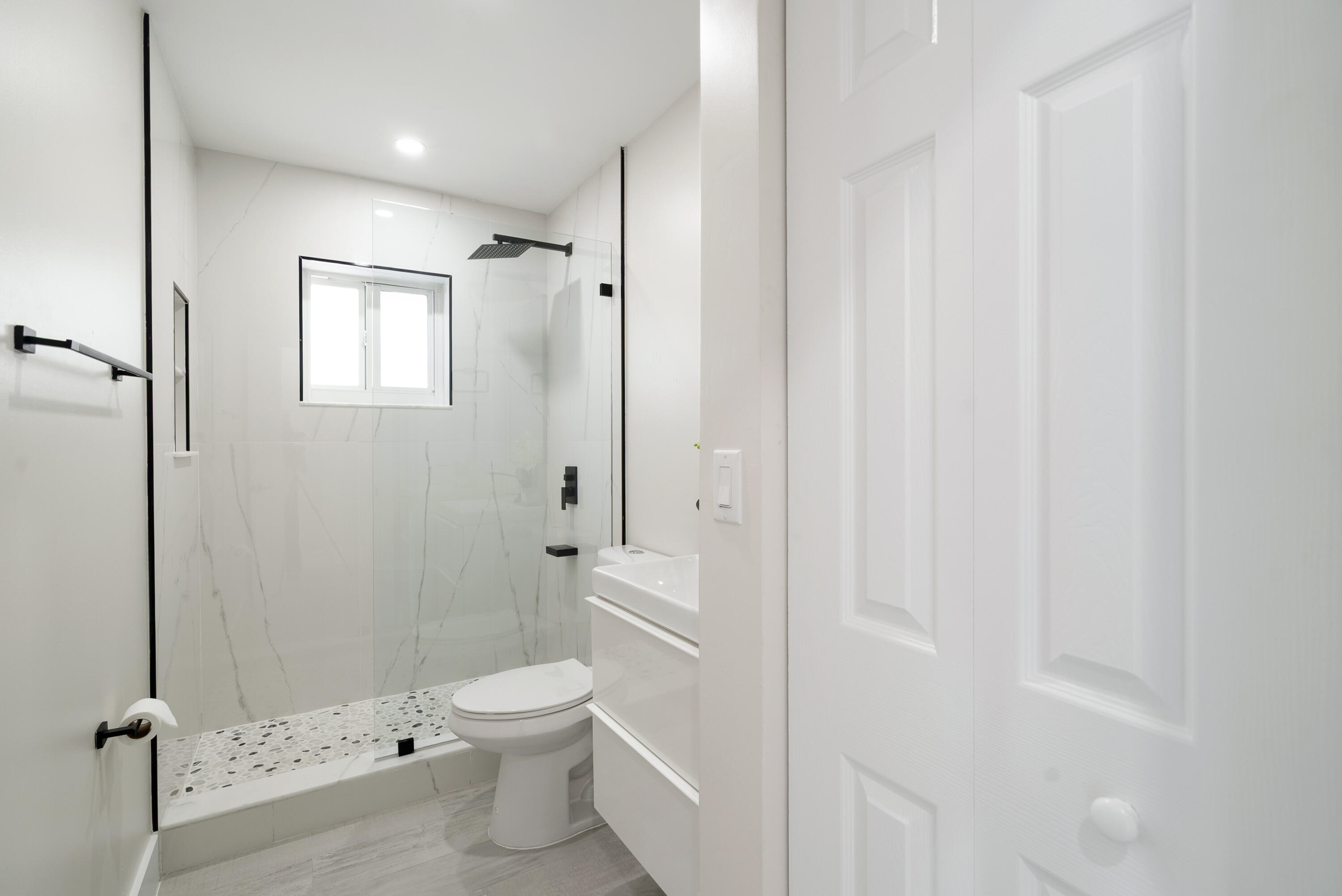 392 Laguna Avenue Key Largo, FL 33037 - Photo 22 of 42 a bathroom with a toilet a sink and shower