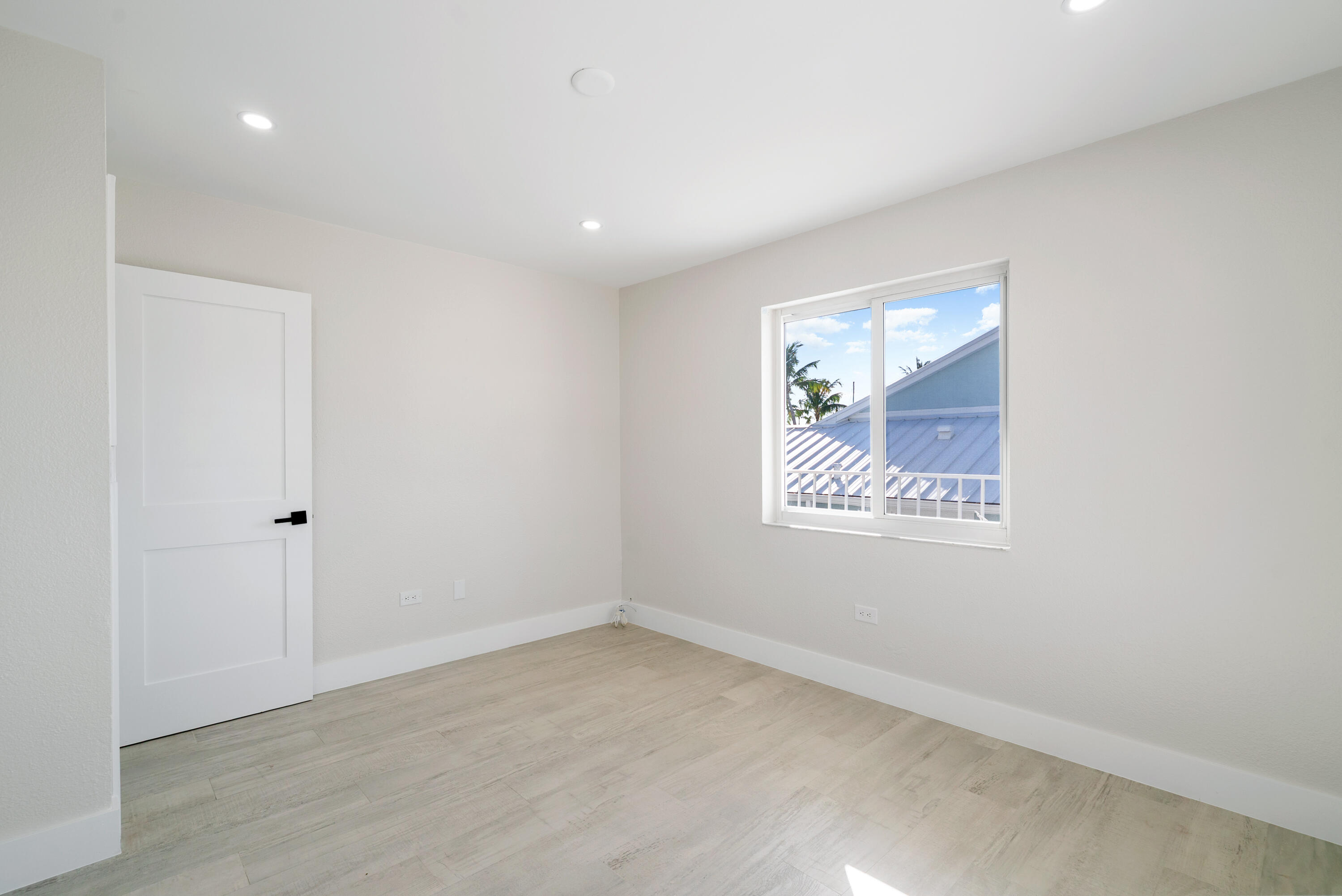 392 Laguna Avenue Key Largo, FL 33037 - Photo 25 of 42 an empty room with windows