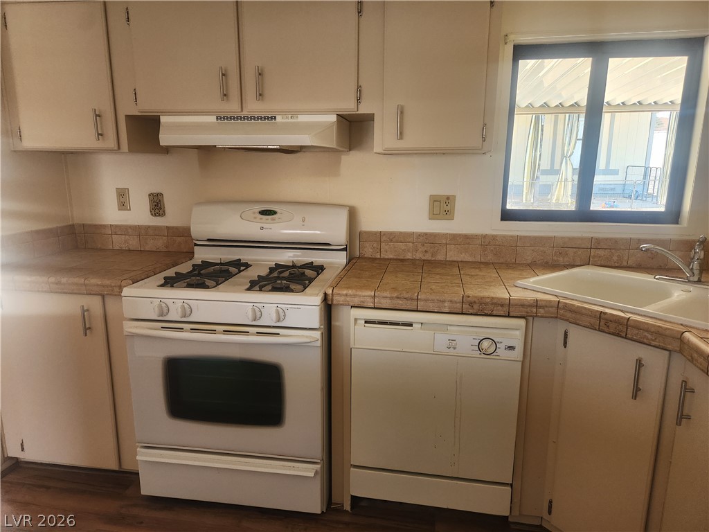 3189 Del Monte Street Laughlin, NV 89029 - Photo 10 of 32 Functional kitchen with ample cabinetry and easy-care tile countertops.
