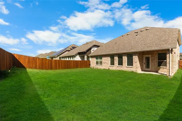 a view of a house with backyard and garden