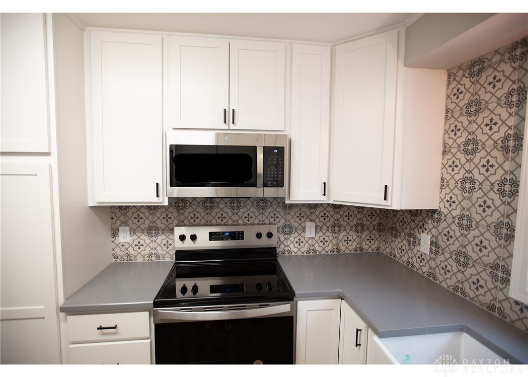 163 Grange Hall Road Beavercreek, OH 45430 - Photo 9 of 39 New appliances!