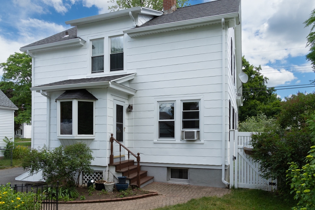 160 Abbott Street Springfield, MA 01118 - Photo 25 of 34 a front view of a house with garden