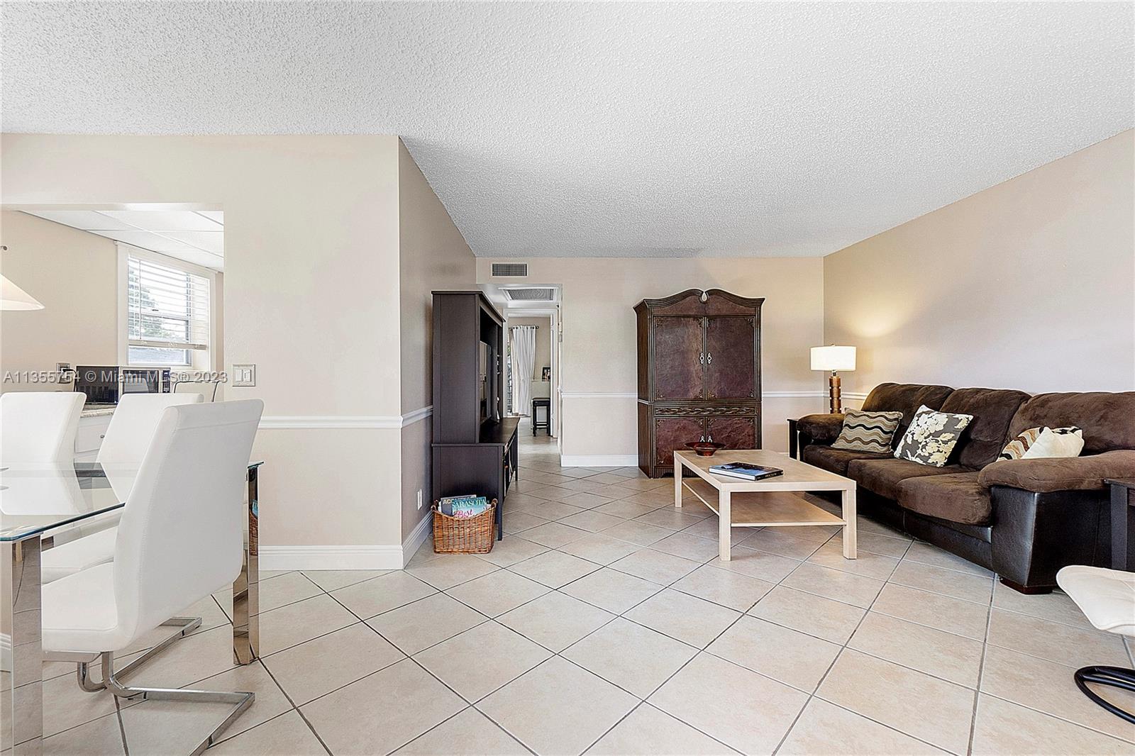 357 Durham, Unit 357 Deerfield Beach, FL 33442 - Photo 3 of 41 a living room with furniture and a lamp