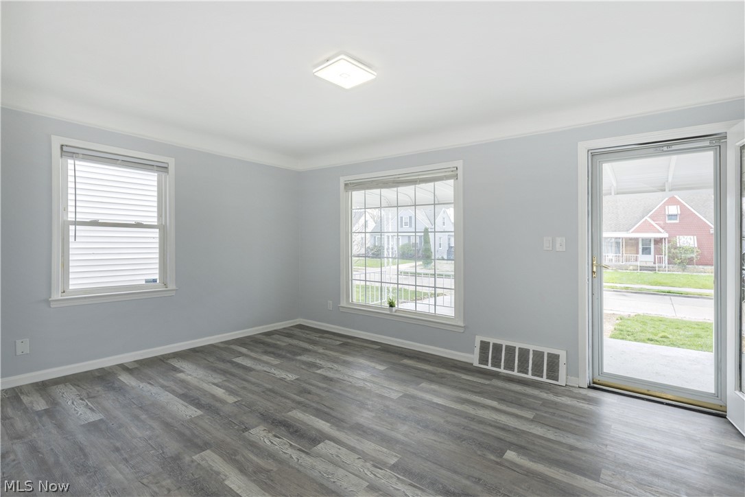 30025 Elgin Road Wickliffe, OH 44092 - Photo 5 of 41 Living room