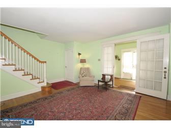 133 Heather Road Upper Darby, PA 19082 - Photo 3 of 12 Living Room