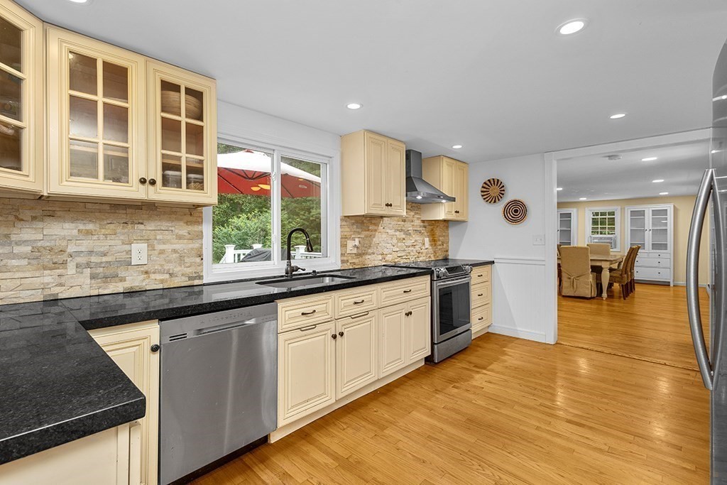 73 High Street Medfield, MA 02052 - Photo 13 of 38