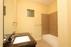 17040 West Fm 1097 Road, Unit 5103 Montgomery, TX 77356 - Photo 15 of 25 a bathroom with a tub
