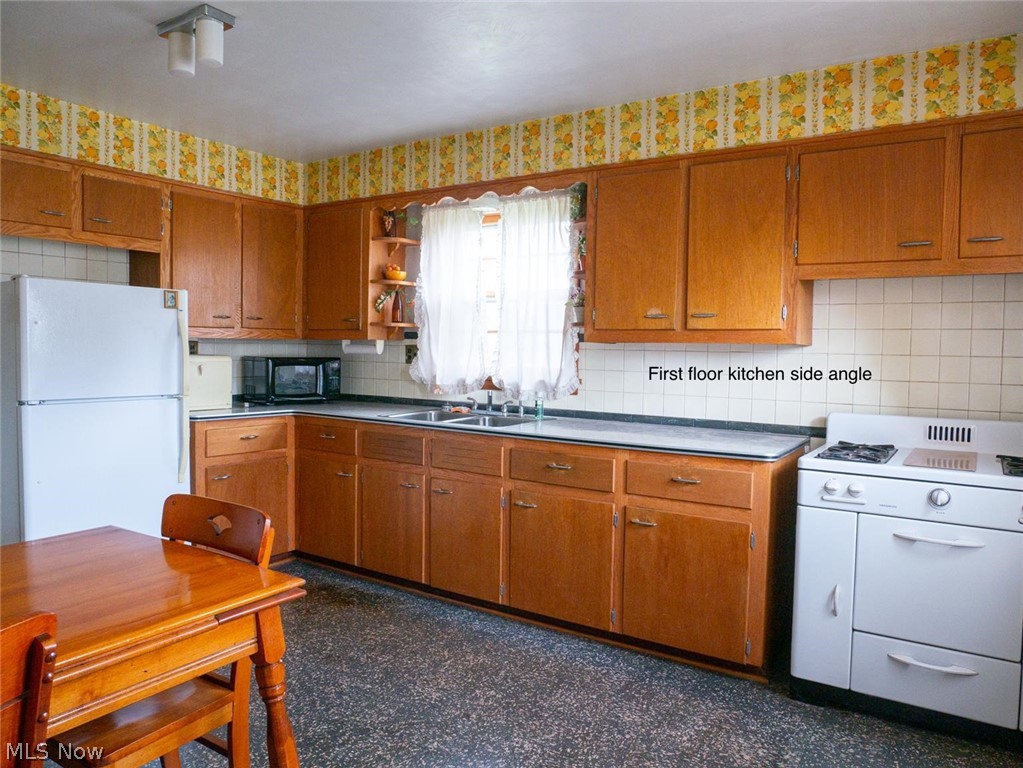 2819 Center Road Youngstown, OH 44514 - Photo 2 of 32 First floor kitchen