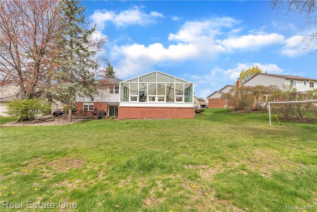 861 Downhill Lane Rochester, MI 48307 - Photo 39 of 44 861-Downhill-Ln-Rochester-Hills-MI-48307-windowstill-41.jpg