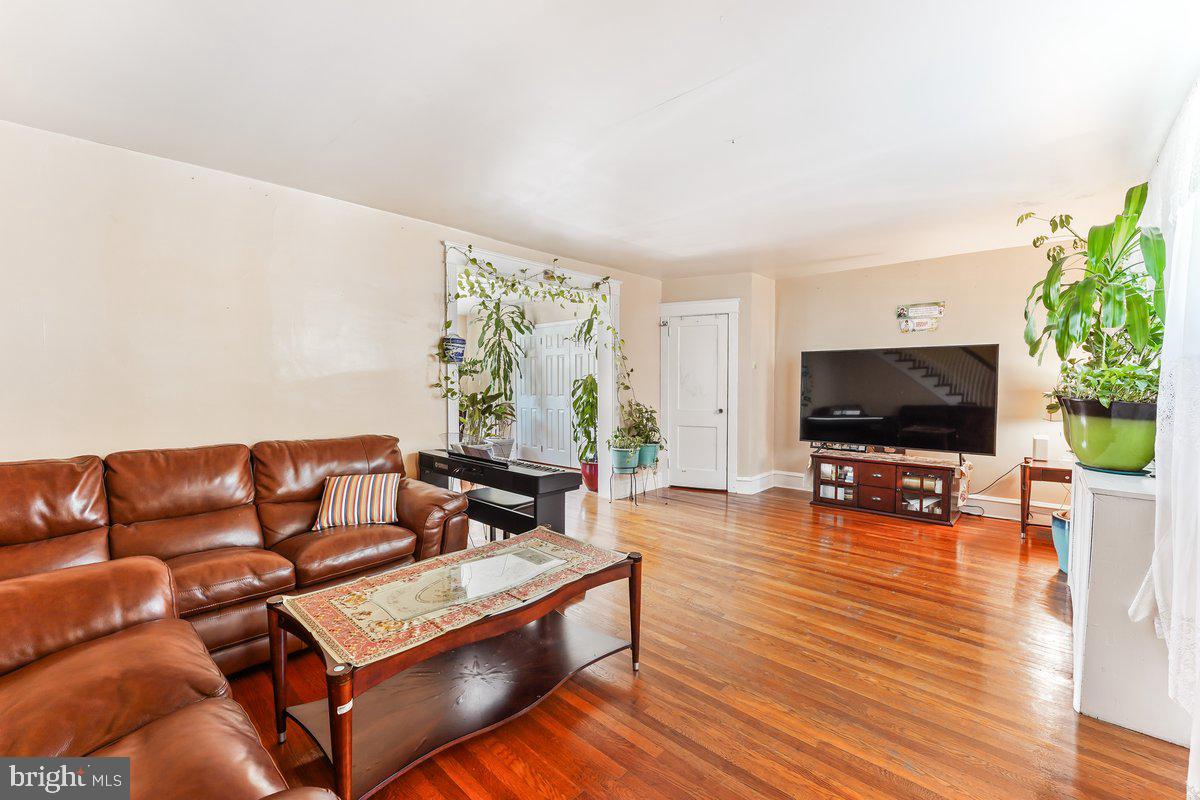 135 Hampden Road Upper Darby, PA 19082 - Photo 5 of 25