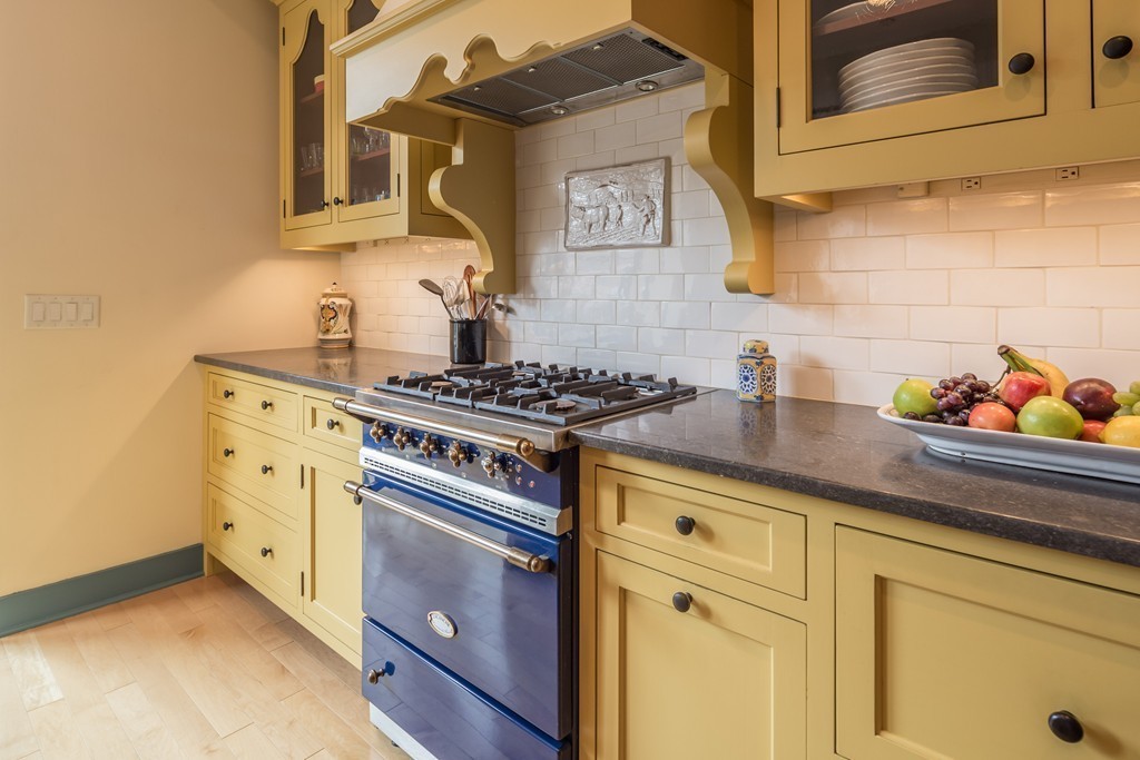 58 Pinckney Street, Unit 3 Boston, MA 02114 - Photo 9 of 27