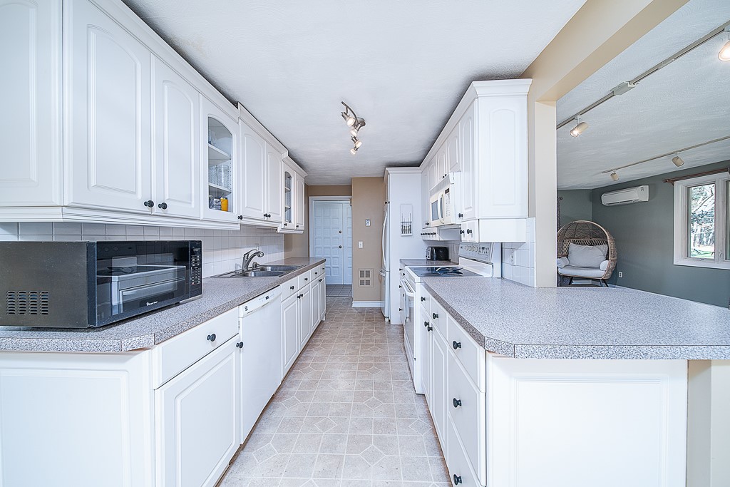 636 Franklin Road Coventry, RI 02816 - Photo 4 of 29