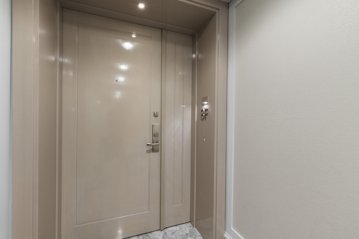 21 East 61st Street, Unit 8F Manhattan, NY 10065 - Photo 18 of 23 a view of a hallway