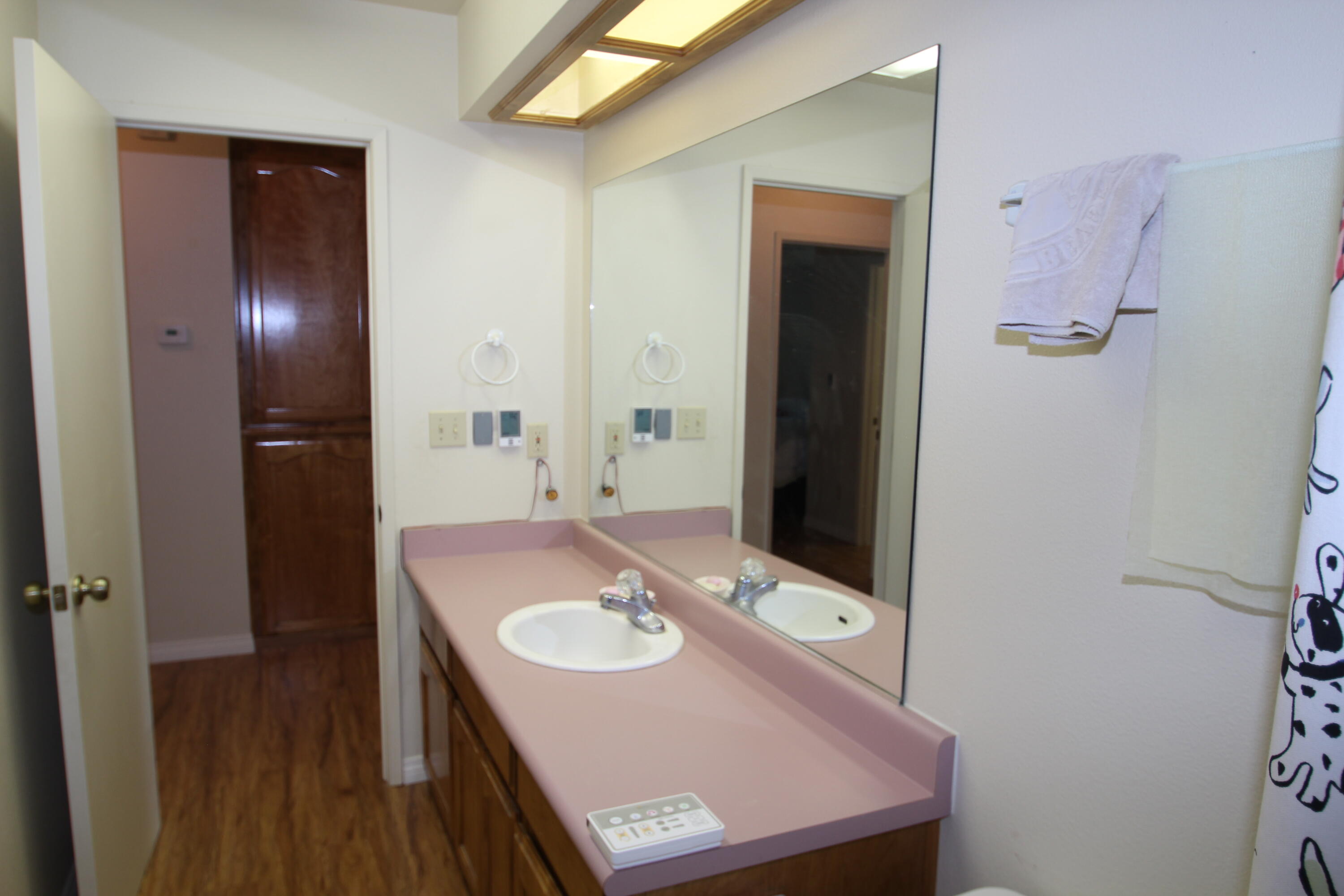 265 Pierpoint Drive Springville, CA 93265 - Photo 11 of 49 Hall bath