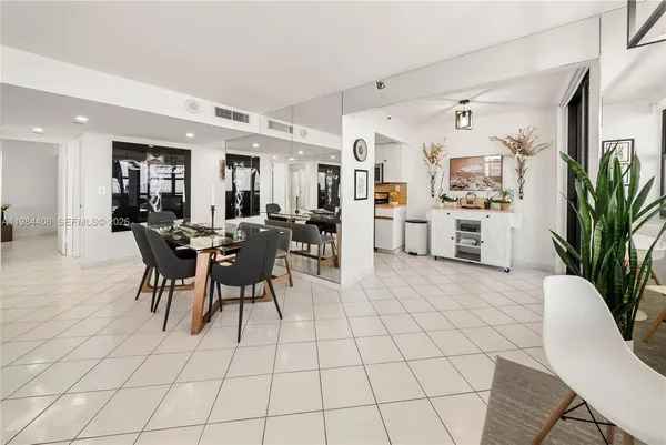 $5,200 | 2555 Collins Avenue, Unit 2402, Miami Beach, FL 33140