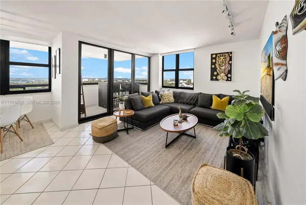 $5,200 | 2555 Collins Avenue, Unit 2402, Miami Beach, FL 33140