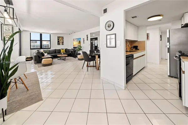$5,200 | 2555 Collins Avenue, Unit 2402, Miami Beach, FL 33140
