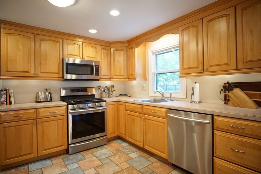 54 Fox Hill Road Springfield, MA 01118 - Photo 7 of 28