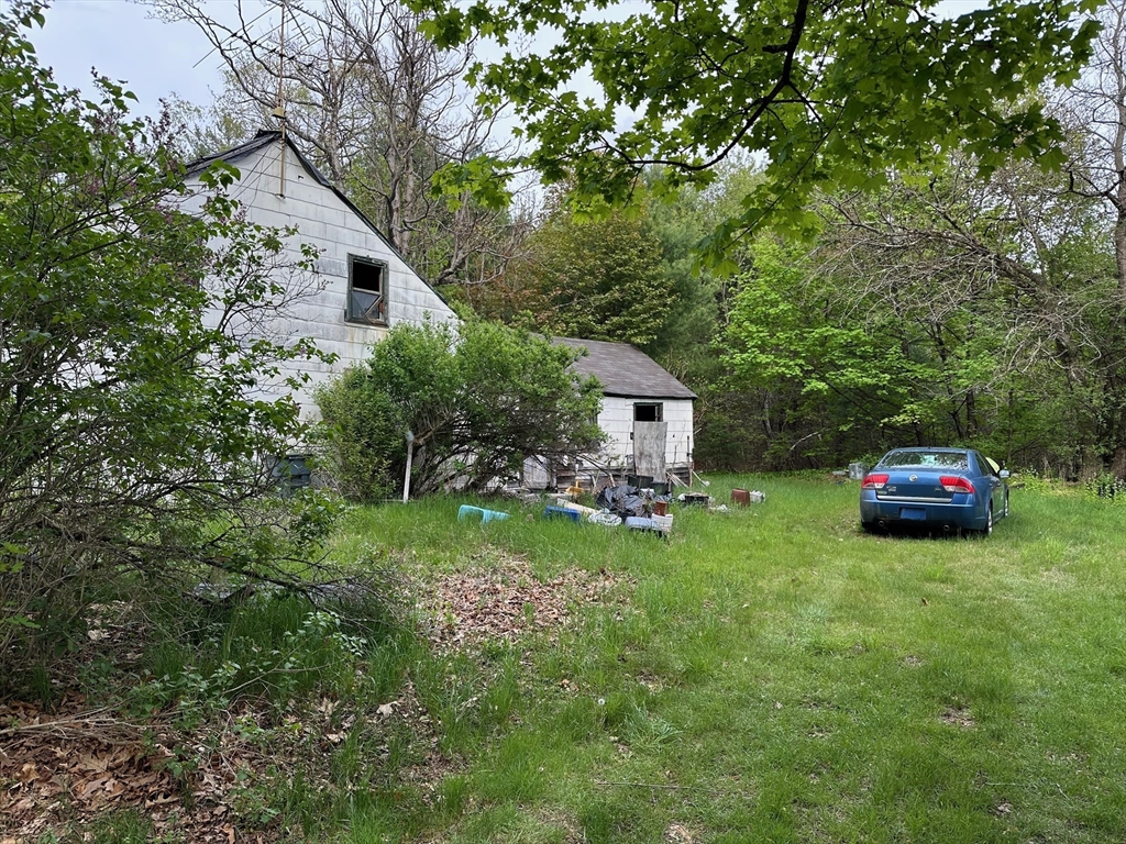 122 South Row Road Townsend, MA 01469 - Photo 4 of 5 a view of a house with backyard