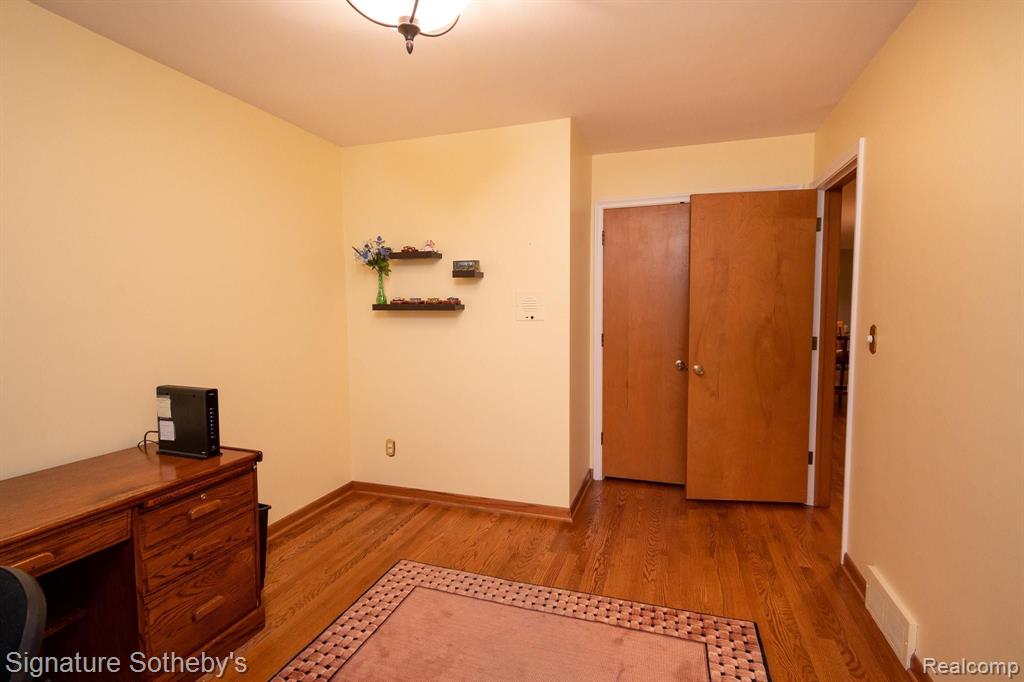 577 Thorntree Road Grosse Pointe Woods, MI 48236 - Photo 19 of 40