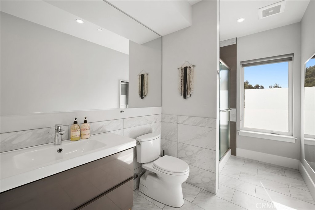 2207 San Luis Drive San Luis Obispo, CA 93401 - Photo 33 of 58 a bathroom with a toilet sink and shower