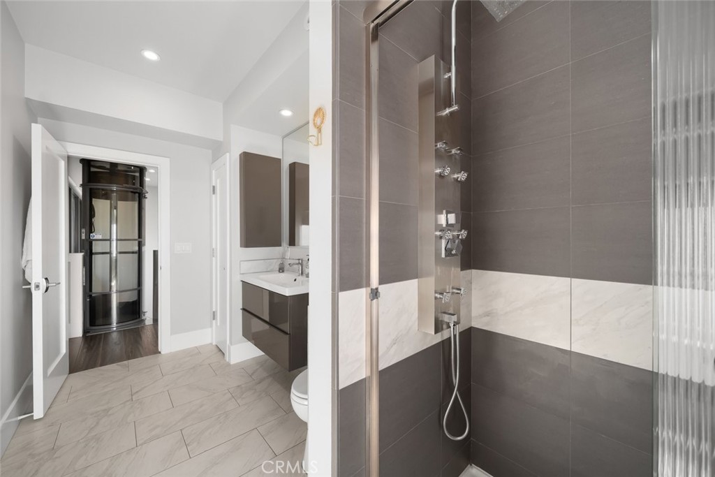 2207 San Luis Drive San Luis Obispo, CA 93401 - Photo 34 of 58 a bathroom with a bathtub and a shower