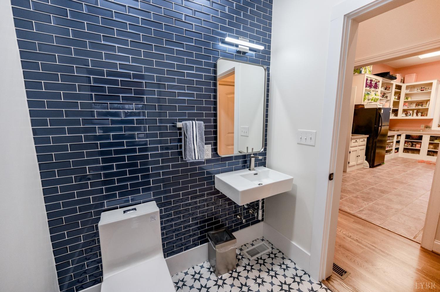 657 Cherry Hill Road Amherst, VA 24521 - Photo 27 of 91 a bathroom with a toilet a sink and mirror