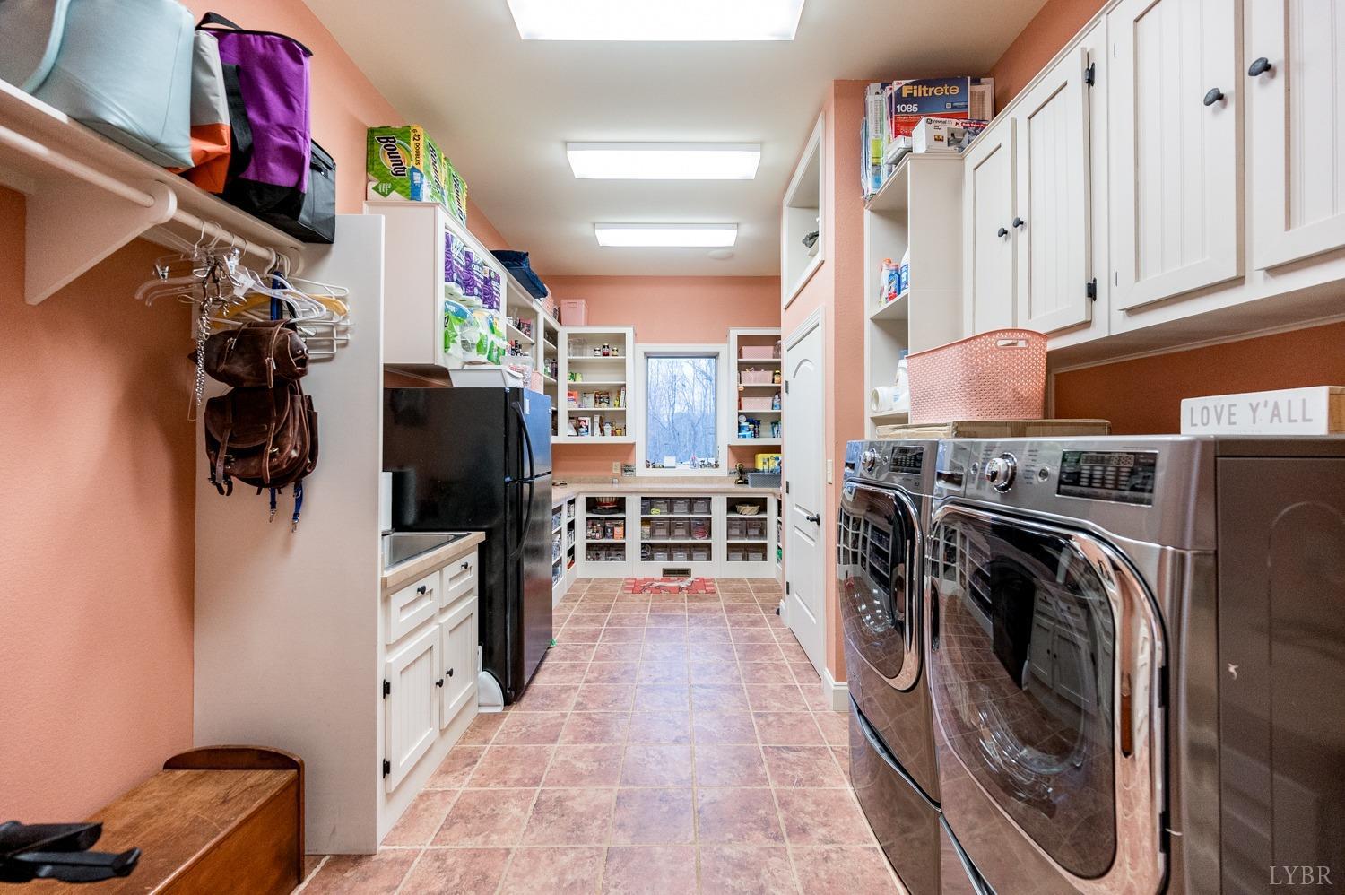 657 Cherry Hill Road Amherst, VA 24521 - Photo 28 of 91 a view of a kitchen with washer and dryer