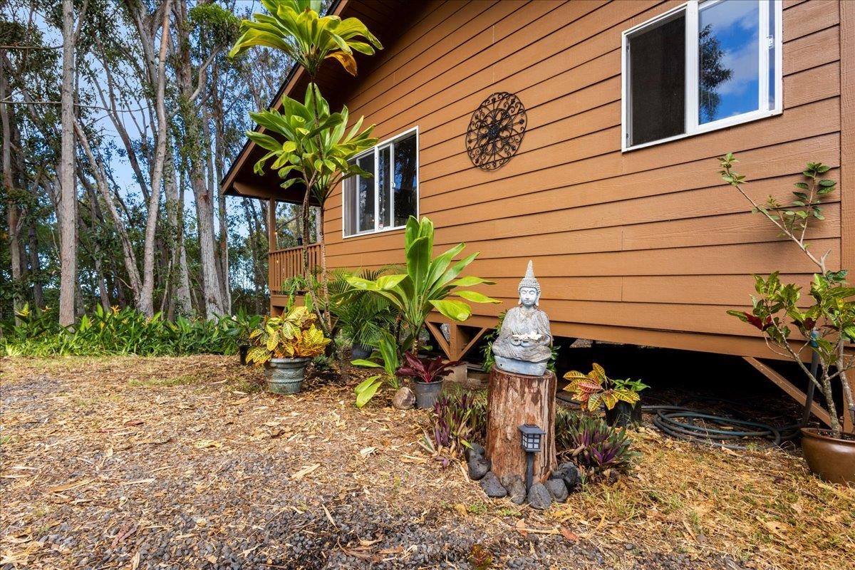 10 Poko Way, Unit B Haiku, HI 96708 - Photo 6 of 37 a vase of flowers sitting on a table