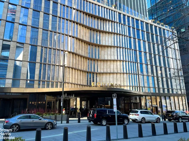 $575,000 | 430 West 34th Street, Unit 15E | Hudson Yards